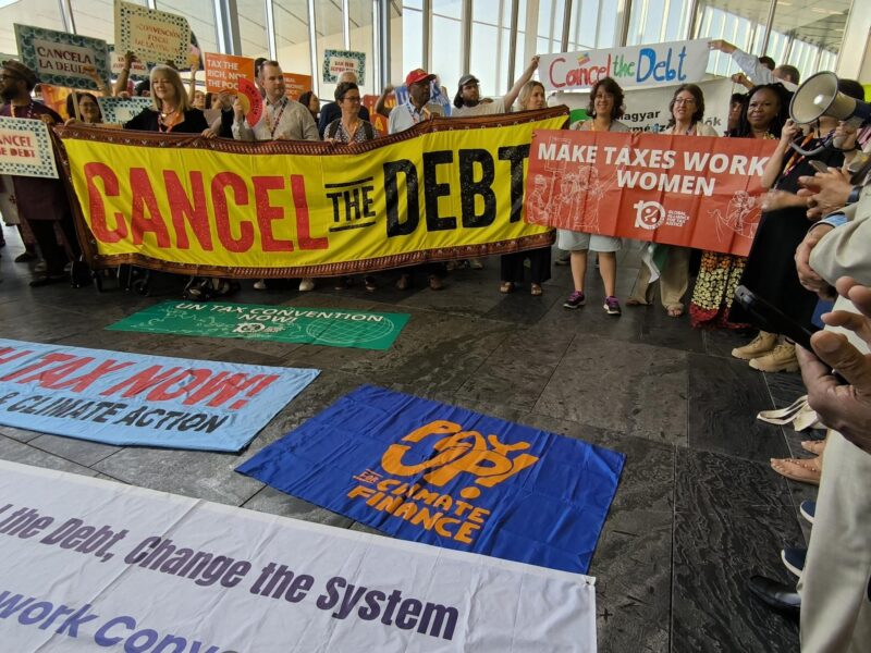 Demos am Rande der 4. Entwicklungsfinanzierungskonferenz der UNO in Sevilla